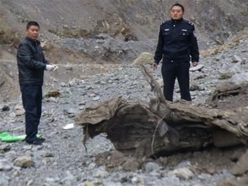 四川地震遇難女司機遺體震后1年被挖出(圖)
