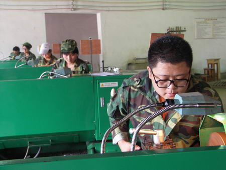 大學生談為何重讀中專:想學門技術有穩定收入