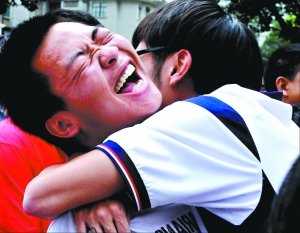 高考結束家長“列隊”送鮮花 考生忙狂歡放松