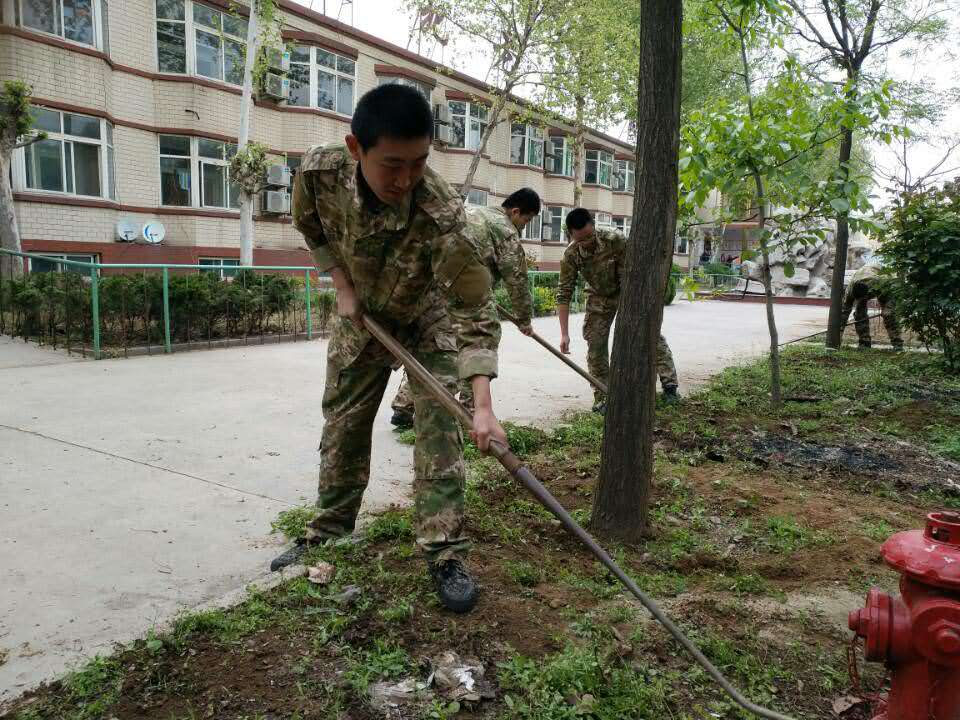 軍校職教學院的同學們赴敬老院做義工 軍校職教學院的同學們赴敬老院做義工