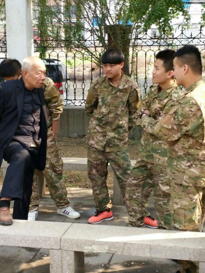 軍校職教學院的同學們赴敬老院做義工 軍校職教學院的同學們赴敬老院做義工