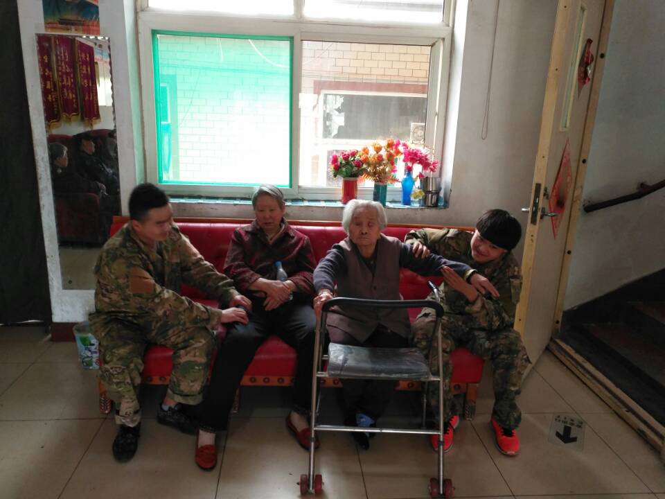 軍校職教學院的同學們赴敬老院做義工 軍校職教學院的同學們赴敬老院做義工