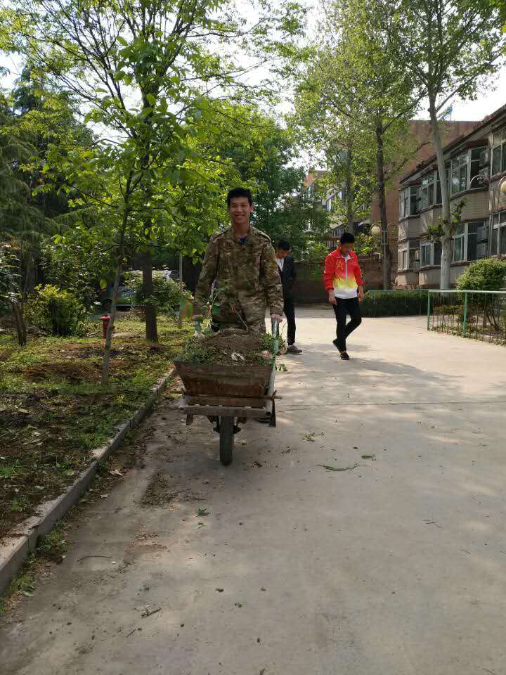 軍校職教學院的同學們赴敬老院做義工 軍校職教學院的同學們赴敬老院做義工