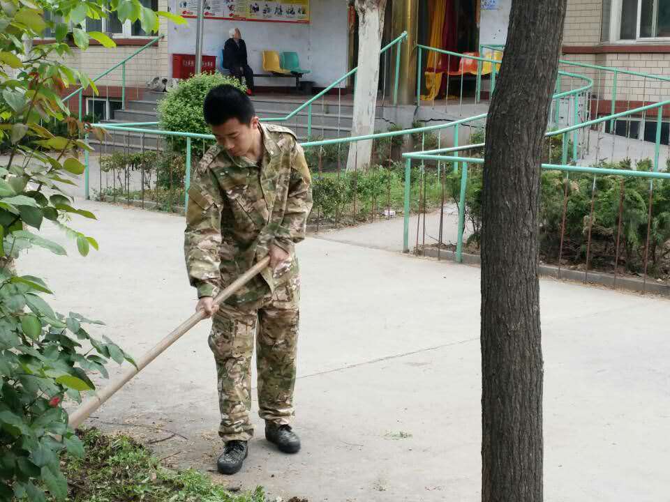 軍校職教學院的同學們赴敬老院做義工 軍校職教學院的同學們赴敬老院做義工