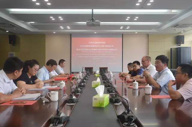 山東公路技師學院與沃爾沃公司舉行校企合作簽約儀式暨EC80D挖掘機捐贈儀式 山東公路技師學院與沃爾沃公司舉行校企合作簽約儀式暨EC80D挖掘機捐贈儀式