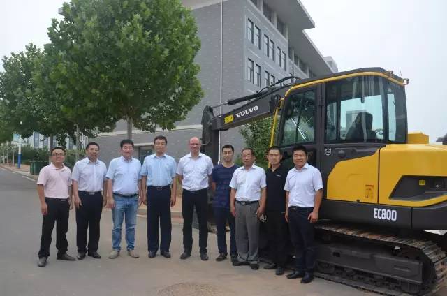 山東公路技師學院與沃爾沃公司舉行校企合作簽約儀式暨EC80D挖掘機捐贈儀式 山東公路技師學院與沃爾沃公司舉行校企合作簽約儀式暨EC80D挖掘機捐贈儀式