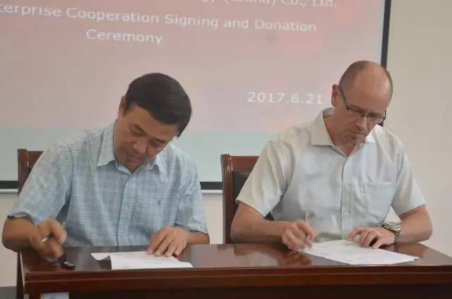 山東公路技師學院與沃爾沃公司舉行校企合作簽約儀式暨EC80D挖掘機捐贈儀式 山東公路技師學院與沃爾沃公司舉行校企合作簽約儀式暨EC80D挖掘機捐贈儀式