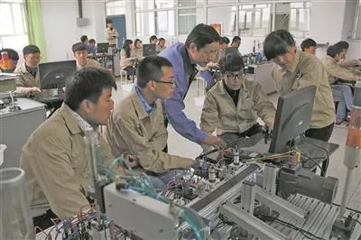 職教集團(tuán)化能否化解職業(yè)教育發(fā)展難題 職教集團(tuán)化能否化解職業(yè)教育發(fā)展難題