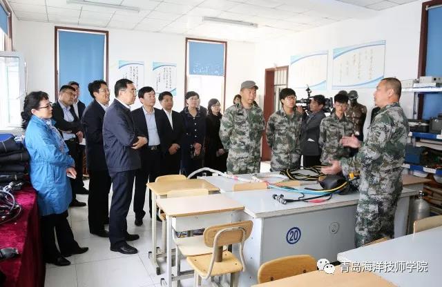 青島市人大常委會主任宋遠方一行到青島海校視察工作 青島市人大常委會主任宋遠方一行到青島海校視察工作