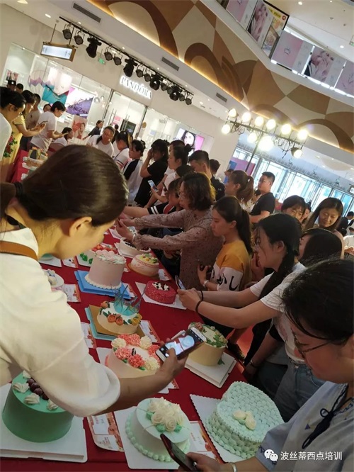 “波絲蒂杯”第三屆西點創新大賽蛋糕現場義賣 善款用于扶貧濟困 “波絲蒂杯”第三屆西點創新大賽蛋糕現場義賣 善款用于扶貧濟困