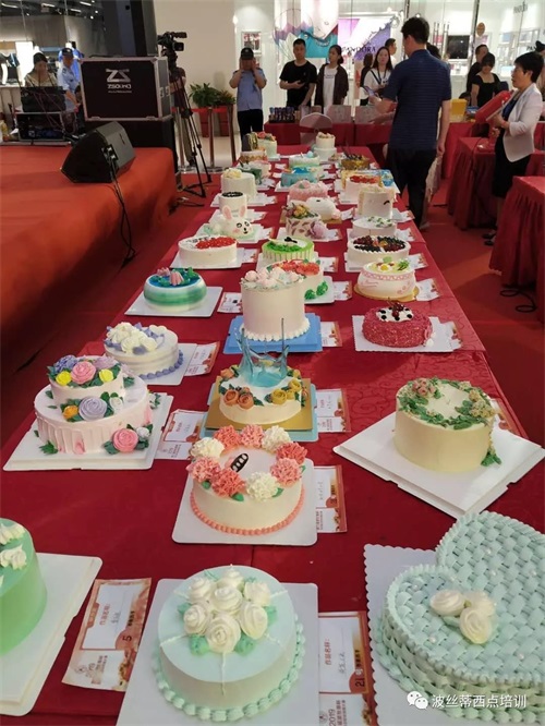 “波絲蒂杯”第三屆西點創新大賽蛋糕現場義賣 善款用于扶貧濟困 “波絲蒂杯”第三屆西點創新大賽蛋糕現場義賣 善款用于扶貧濟困