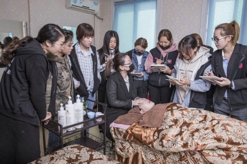 威海以琳美容美發(fā)學(xué)校7月份鉅惠活動(dòng)等你來... 威海以琳美容美發(fā)學(xué)校7月份鉅惠活動(dòng)等你來...