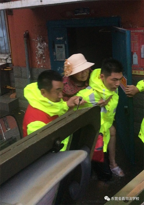 臺風無情雨傾盆 金盾有愛擔使命——東營金盾司法學校應急救援隊投入救災搶險中 臺風無情雨傾盆 金盾有愛擔使命——東營金盾司法學校應急救援隊投入救災搶險中