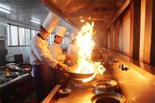 學(xué)精湛技術(shù) 做烹飪大師:藍海職業(yè)學(xué)校烹飪培訓(xùn)班、家庭廚藝班火熱報名中! 學(xué)精湛技術(shù) 做烹飪大師:藍海職業(yè)學(xué)校烹飪培訓(xùn)班、家庭廚藝班火熱報名中!